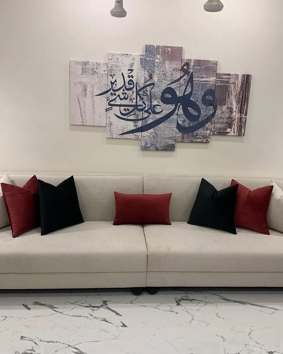 طقم كنب كريمي بأرجل كروية — صورة 4