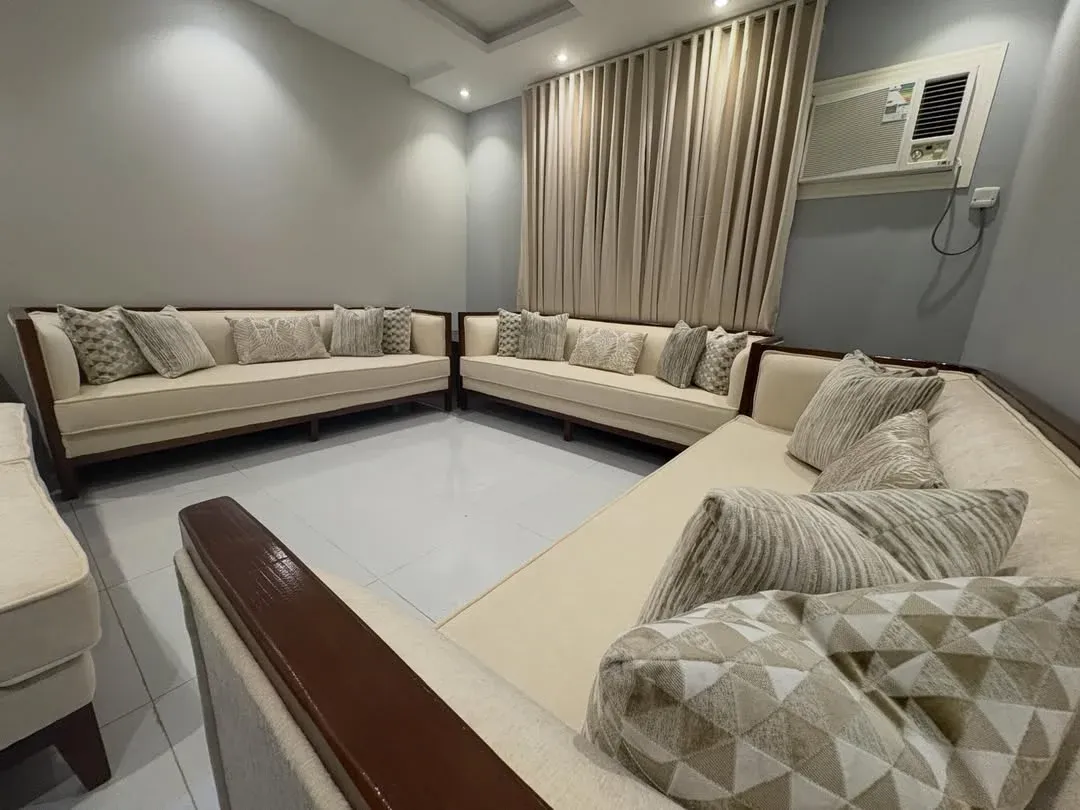كنب كلاسيك كريمي بإطار خشب في القيروان — صورة 2