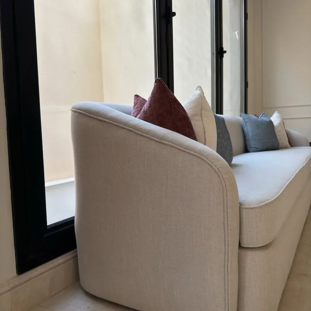 كنب مودرن بيج بظهر ملتف — صورة 3