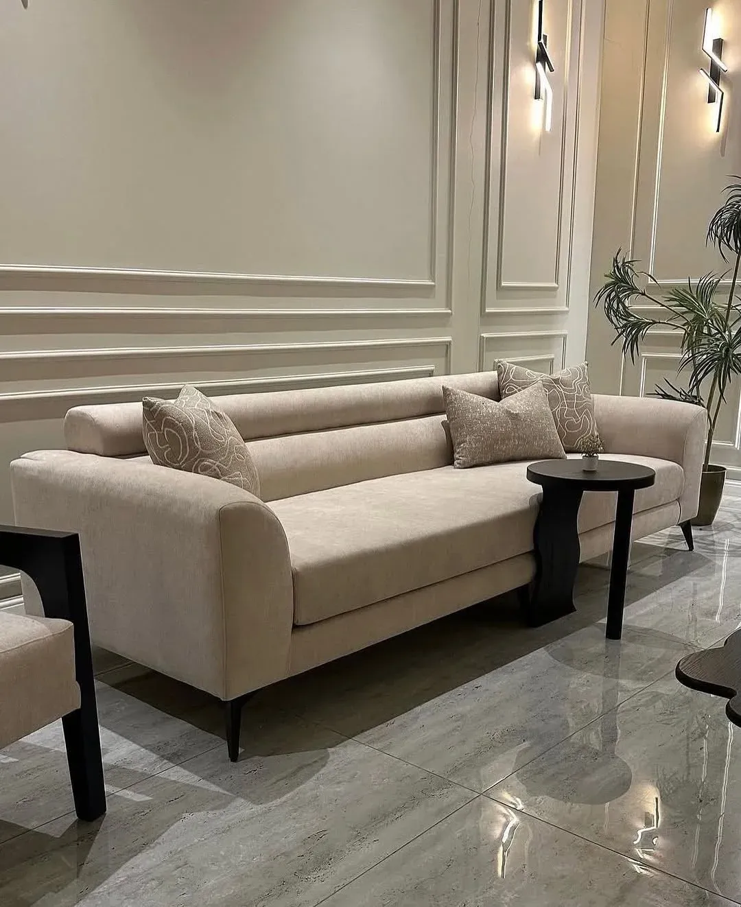 كنب زاوية مودرن بيج بمسند رأس وأرجل معدن — صورة 2
