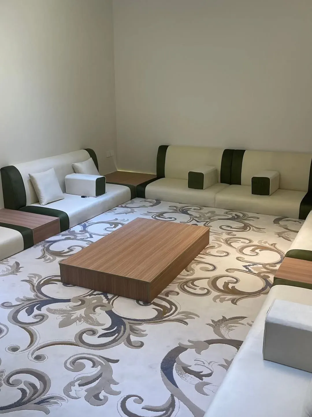 مجلس عربي أرضي كريمي وزيتي بفواصل خشب — صورة 2