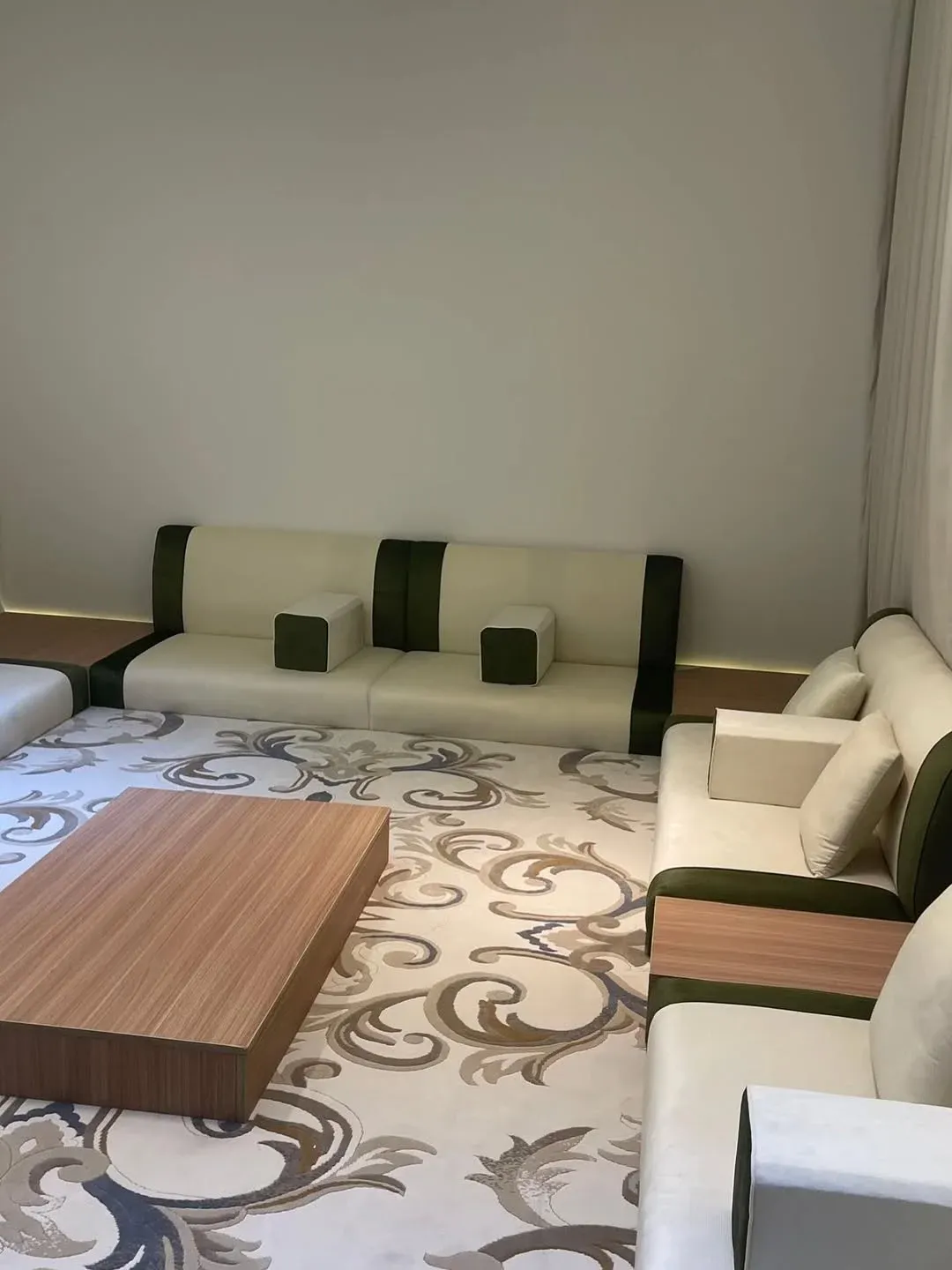 مجلس عربي أرضي كريمي وزيتي بفواصل خشب — صورة 4