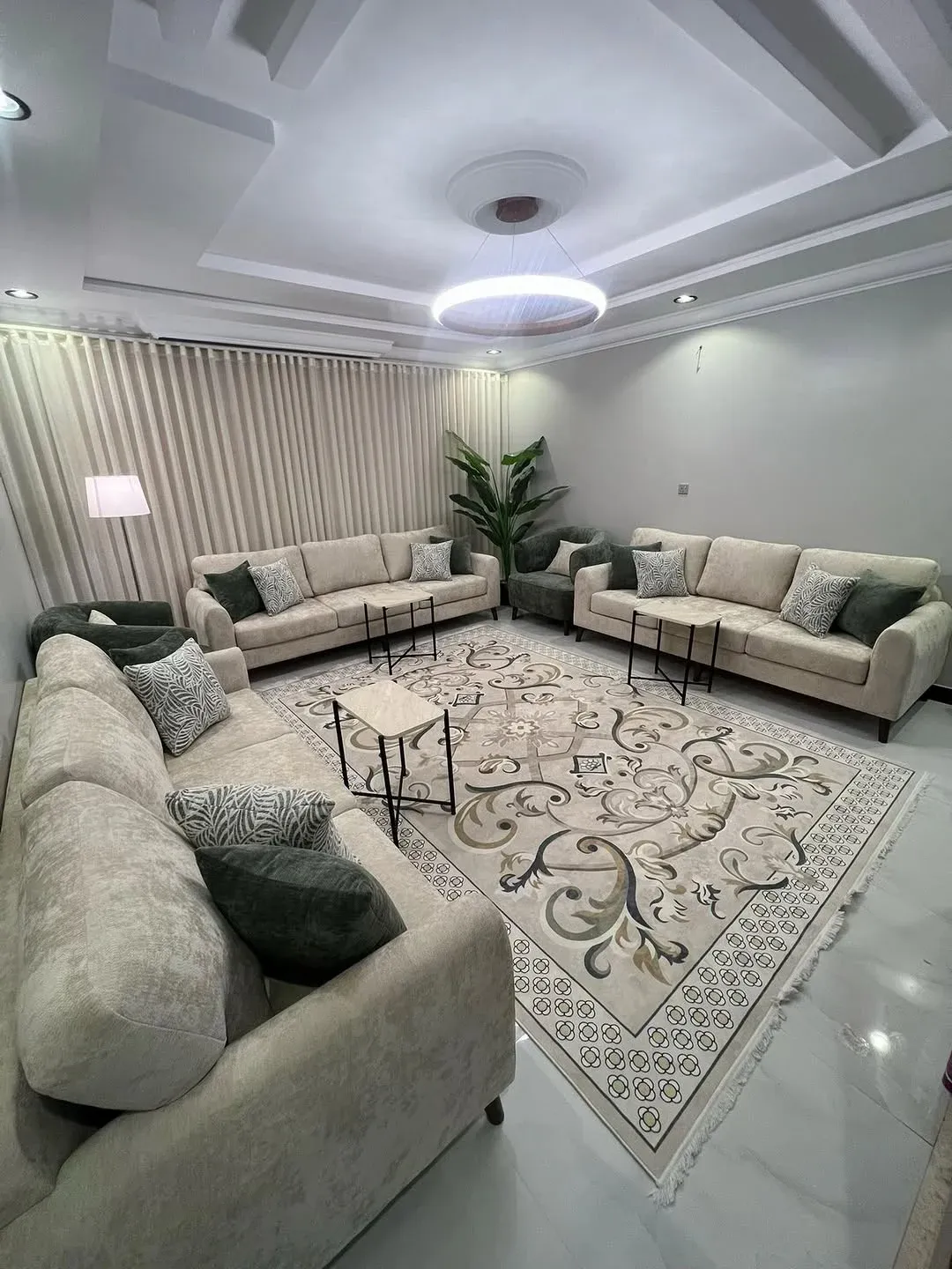 قنفات كريمي بعد التنجيد مع كراسي مفردة خضراء وأرجل خشب، من أعمالنا في منطقة الرابية