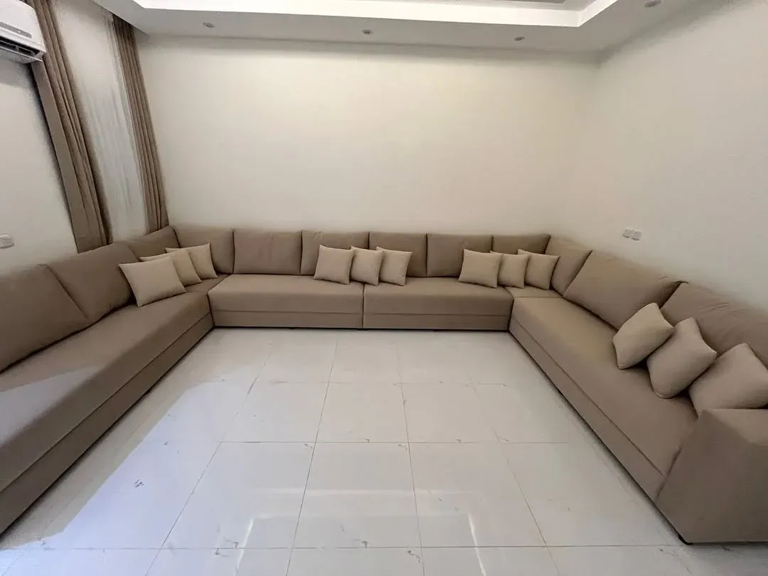 كنب زاوية كبير على شكل U بلون بيج بعد التنجيد بمخدات ظهر منفصلة، من أعمالنا في منطقة الجهراء